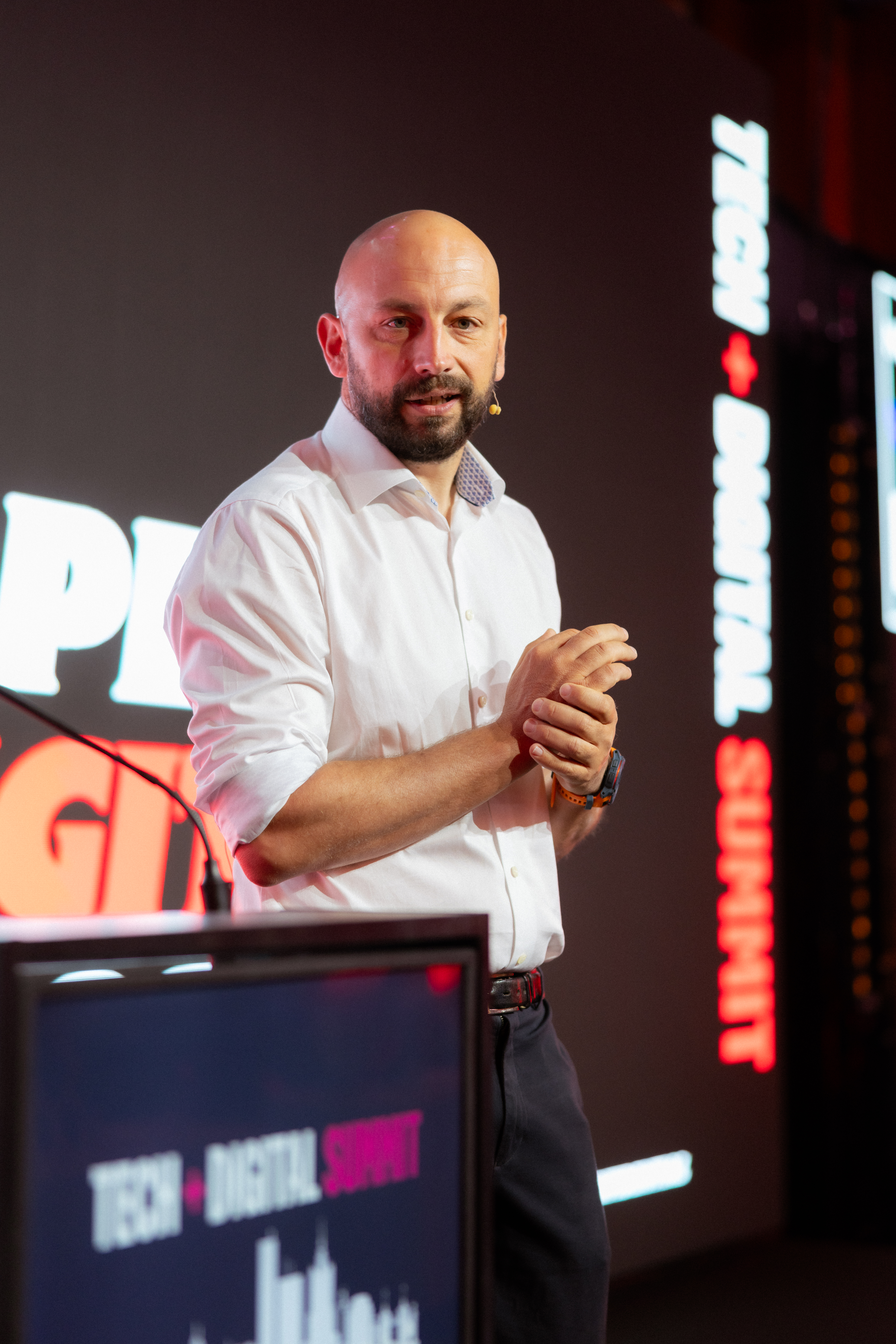 Pawel Luberadzki speaking at an industry event