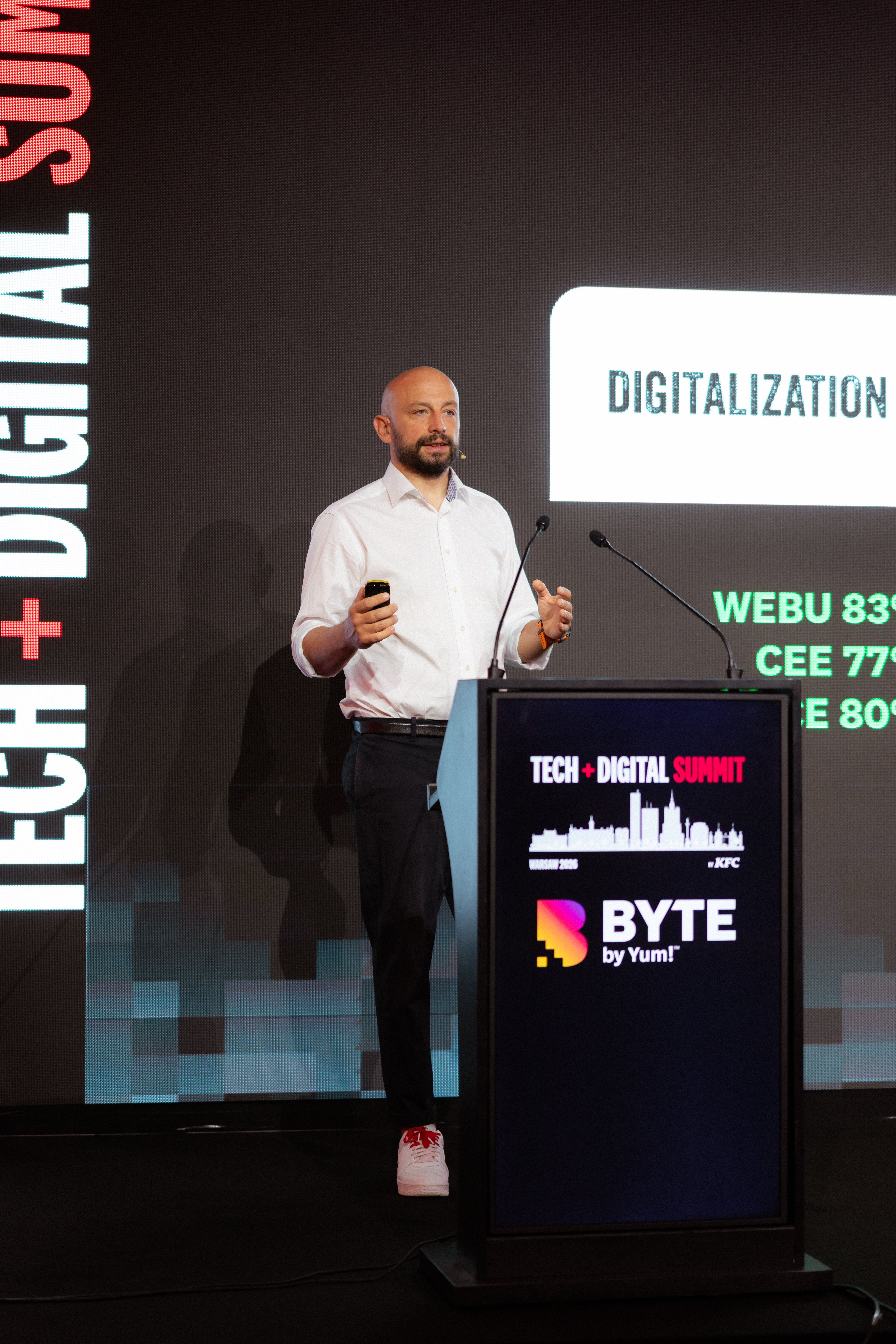 Pawel Luberadzki presenting on digitalization