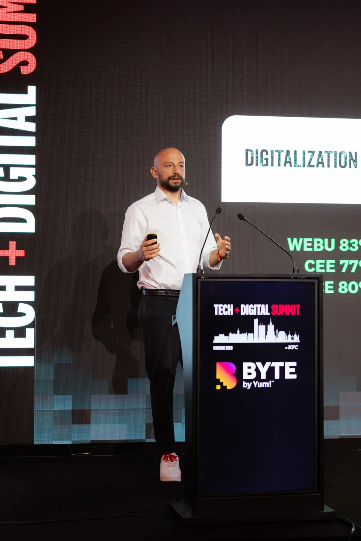 Pawel Luberadzki presenting on digitalization