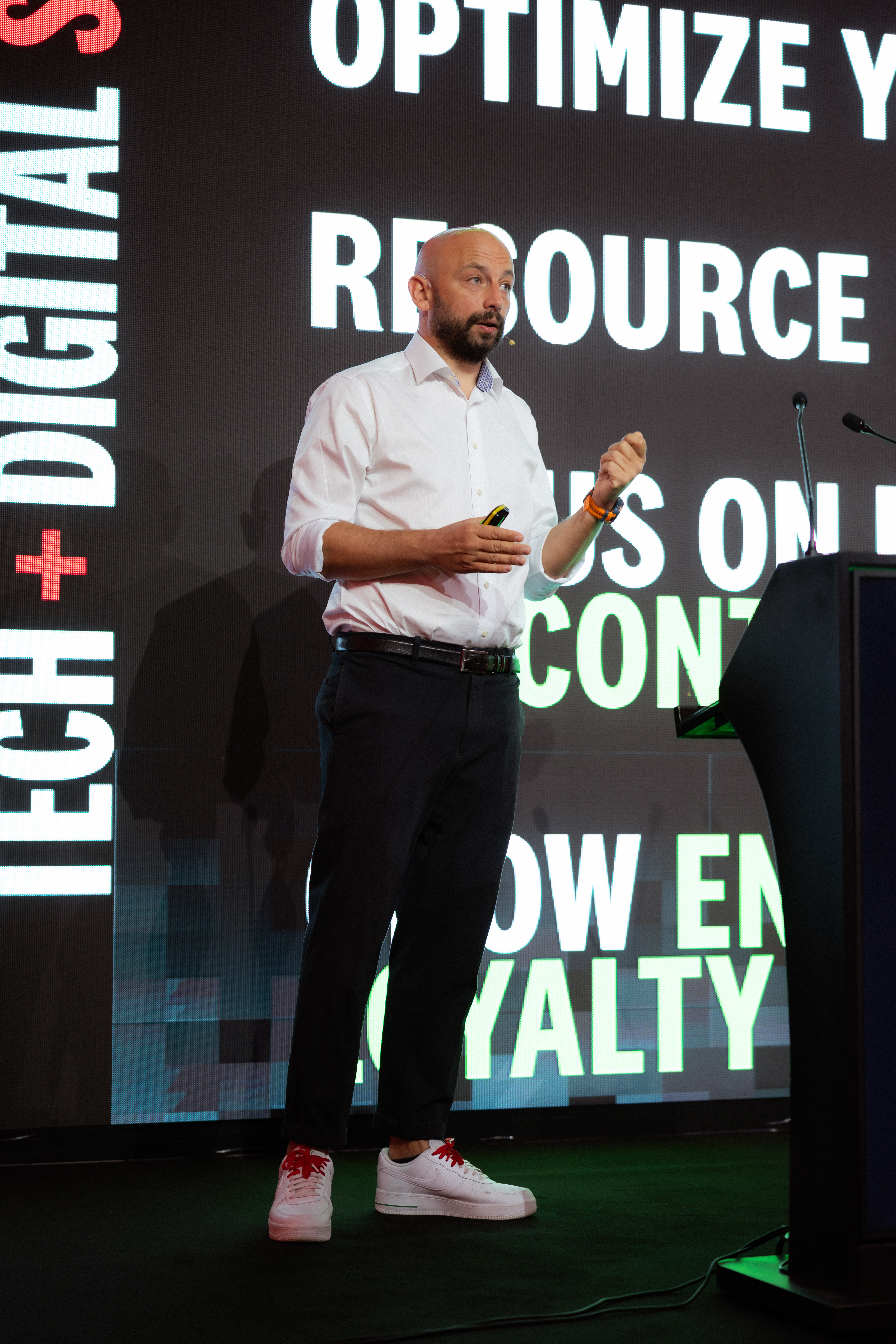 Pawel Luberadzki speaking on stage at a digital leadership event